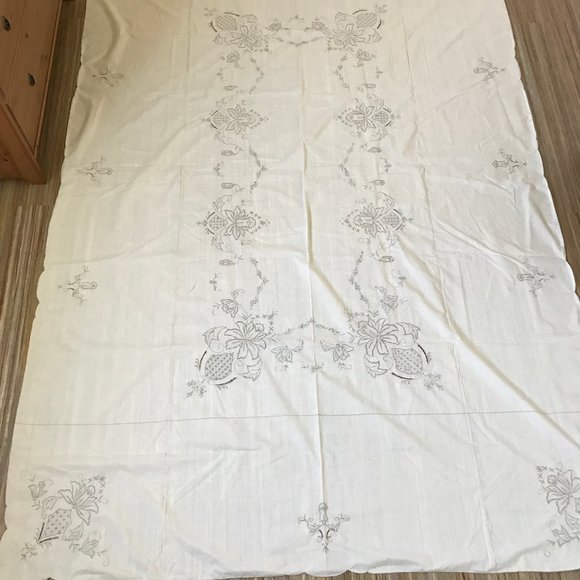Ivory Tablecloth with Grey Floral Embroidery Cutwork Large Rectangular 68x102" - Picture 6 of 8